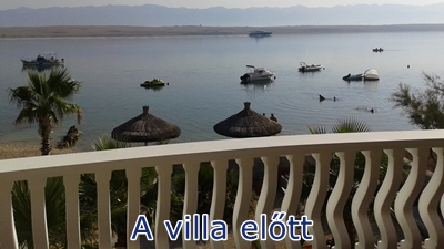 A villa előtt