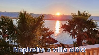 Napkelte a villa előtt